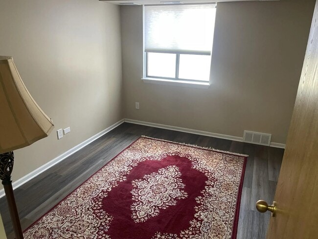 Building Photo - 3005 Fernwood Ave