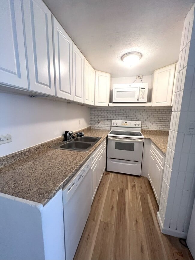 Building Photo - 3 bedroom 2 bath Townhome with 2 large cou...