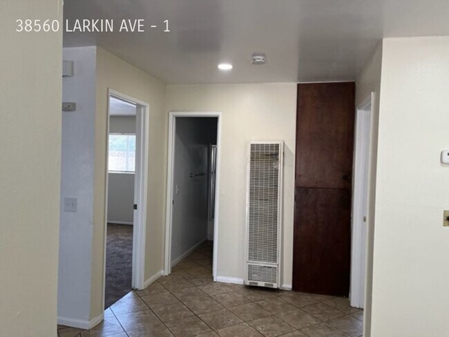 Foto del edificio - 2BD/ 2BTH FIRST FLOOR APARTMENT EAST PALMDALE