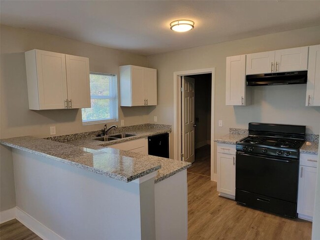 Foto del edificio - BEAUTIFUL RECENTLY REMODELED 3 BEDROOM 2 B...