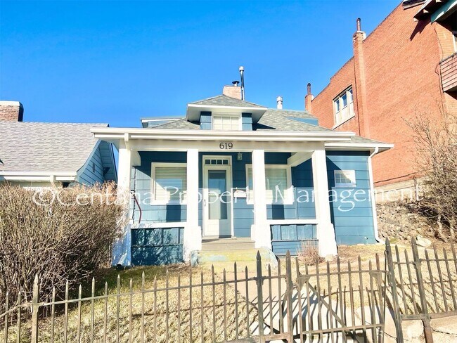 Foto del edificio - Beautiful home with a garage close to Campus!