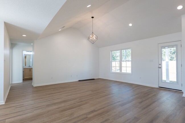 Building Photo - Charming 3-Bedroom Home with Modern Featur...