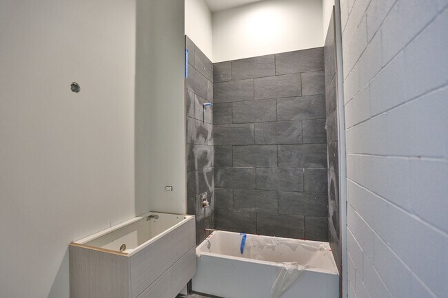 Foto del edificio - Brand New 1 Bed in Wicker Park. 12' Ceilings. Huge Windows, Elevator Building. Roof Deck. Free In...