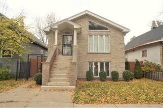 Building Photo - 2652 N Mont Clare Ave
