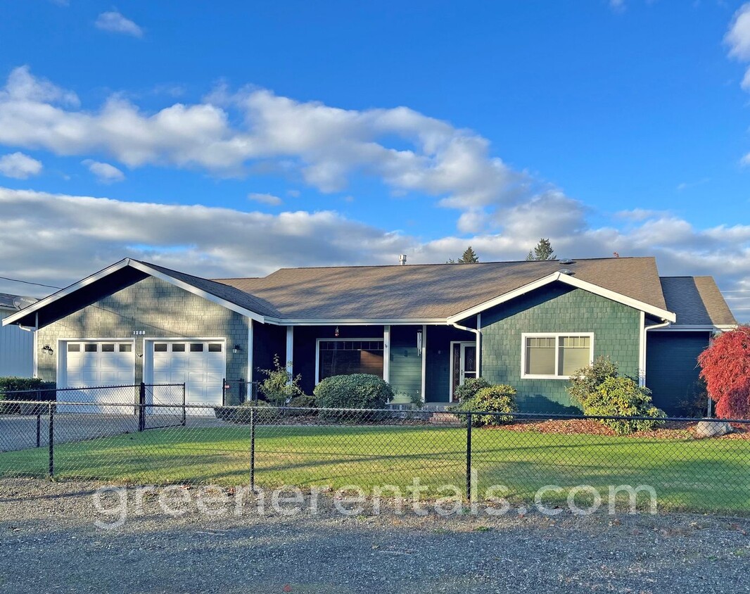 Primary Photo - Spacious & Bright 3BD/3BA Home for Rent in...