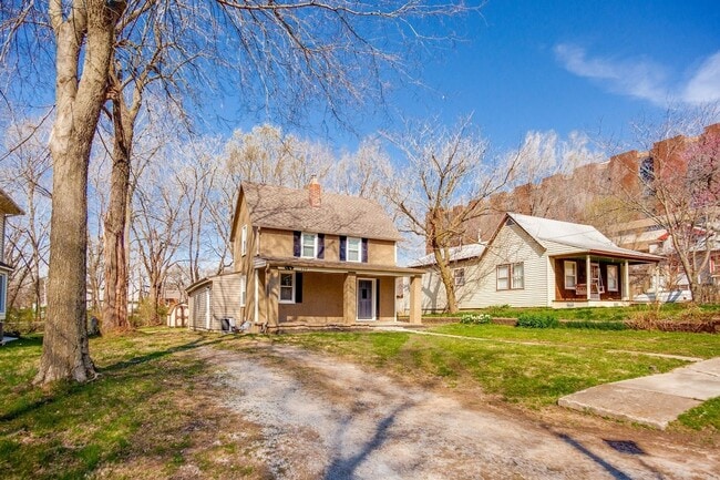 Building Photo - Freshly Updated 2-Bed Home with Fenced Yar...