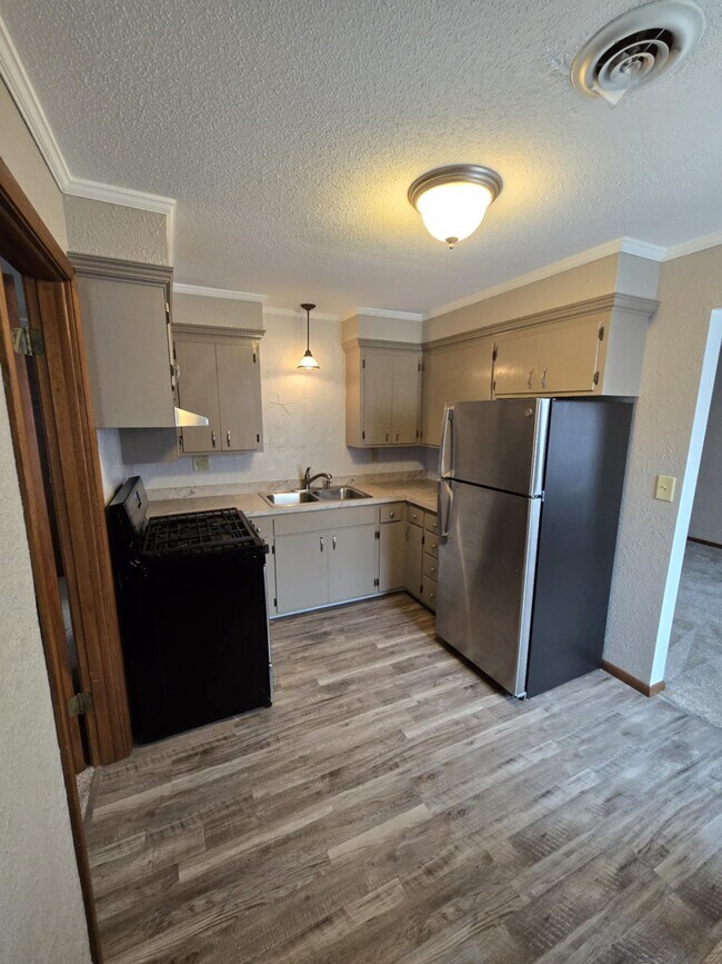 Foto del edificio - 302 N Cedar Ave