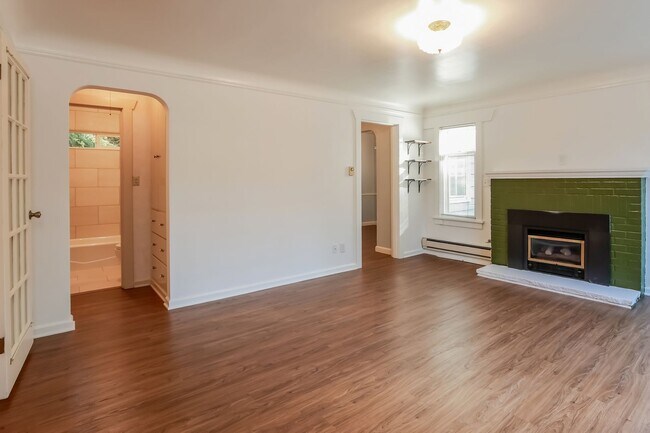 Building Photo - Charming 2 bed, 1 bath beautiful fir hardwood floors minutes to everything.
