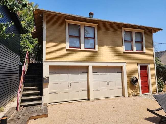 Building Photo - 723 E 11th 1/2 St