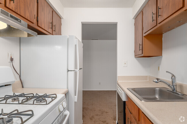 2 BD, 1.5 BA - 900SF - Kitchen - GreenRidge on Euclid