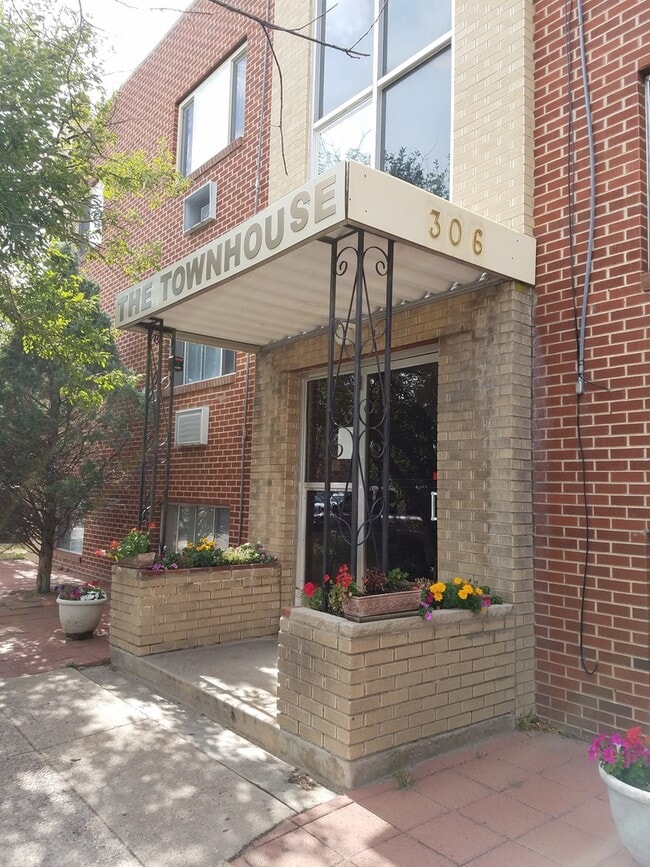 Foto del edificio - 306 E 18th St