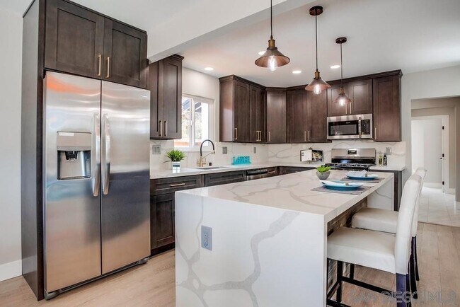 Foto del edificio - 7902 Shorewood Dr