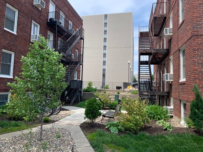 Exterior Plaza - 531 S 18th St