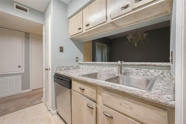 Building Photo - 700 Thicket Ln