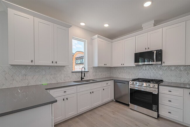 Foto del edificio - 1344 W 24th St