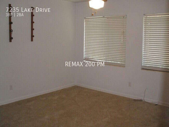 Foto del edificio - 7235 Lake Dr