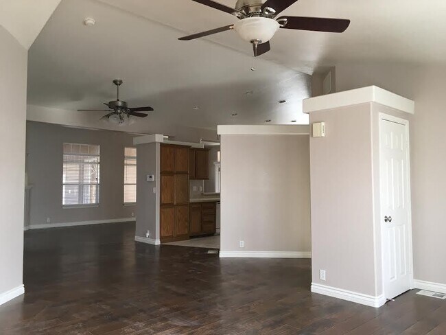 Foto del edificio - Spacious Home Near Golf Course Coming Soon!!!