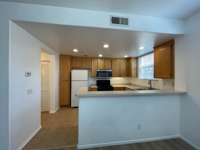 Building Photo - Otay Ranch townhome
