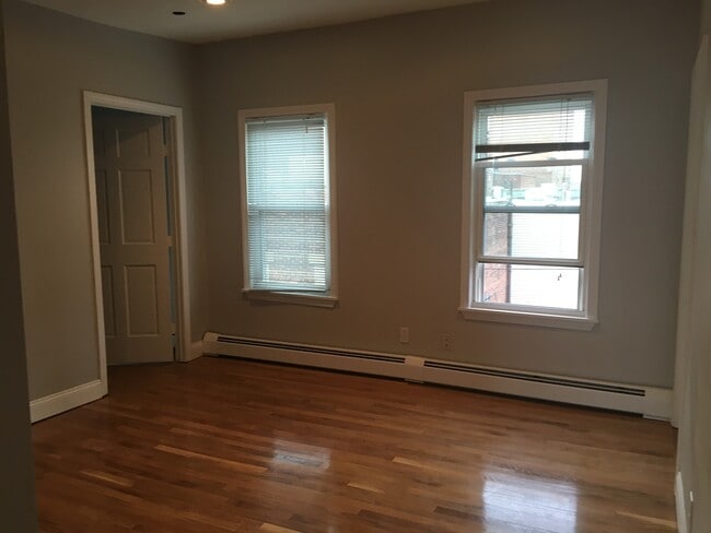 Building Photo - 291 Silver St