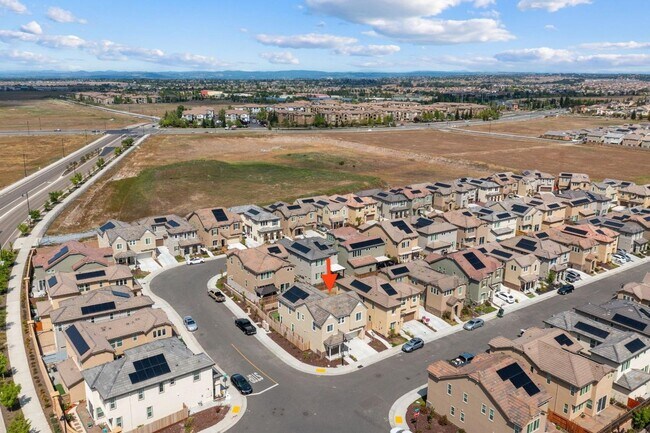 Foto del edificio - Newer 4 Bedroom Home in Whitney Ranch On C...