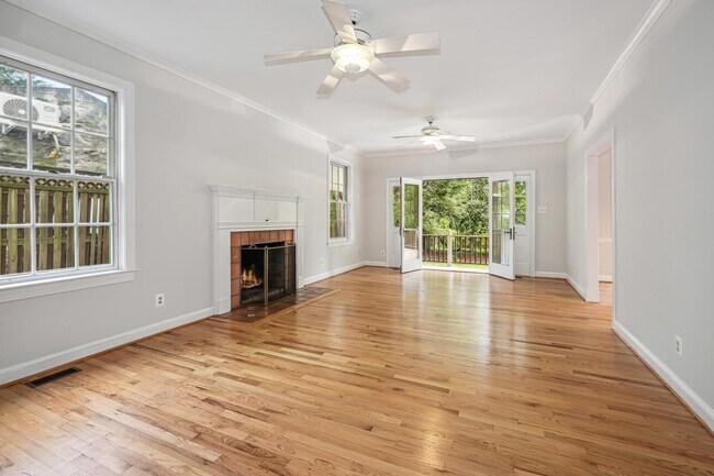 Foto del edificio - 3525 Williamsburg Ln NW