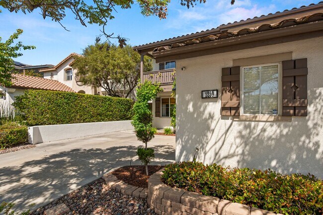 Building Photo - Gorgeous Eastlake Townhome!