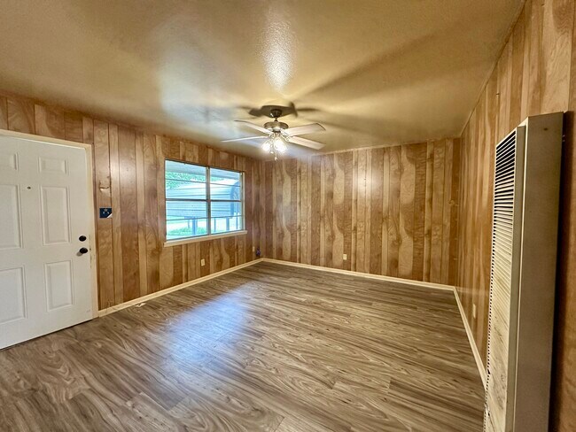 Foto del edificio - 611 N Pecan St