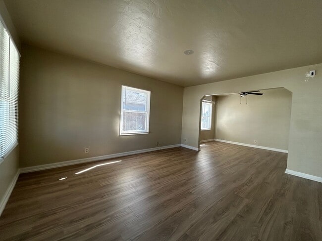 Building Photo - Newly Updated 2 Bed/1 Bath Home