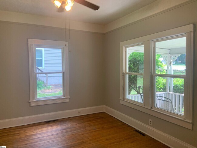 Building Photo - 405 Summit Dr