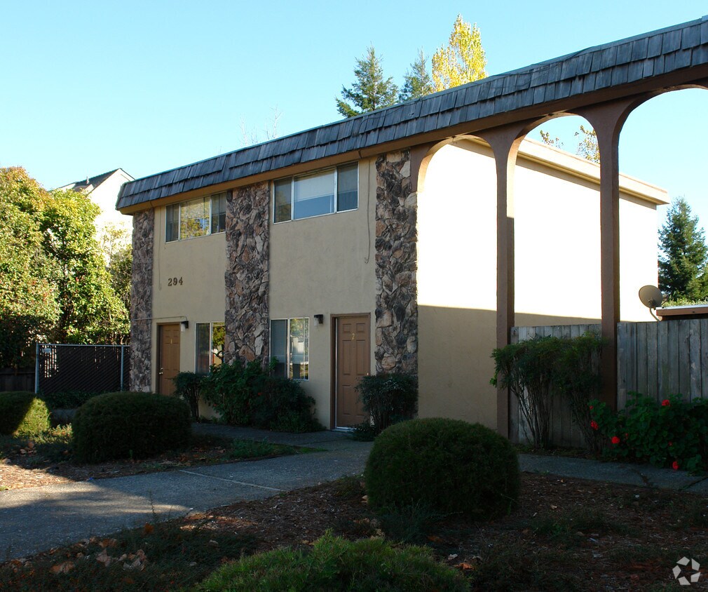 Roblar Manor Apartments in Cotati, CA