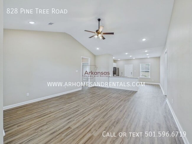 Building Photo - 828 Pine Tree Rd