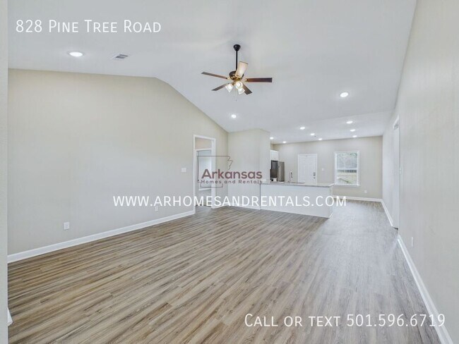 Foto del edificio - 828 Pine Tree Rd