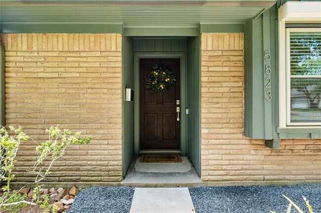 Foto del edificio - 5823 Duxbury St
