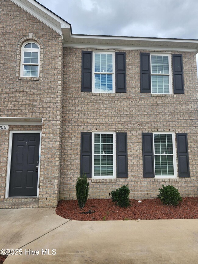 Building Photo - 308 S Pointe Dr