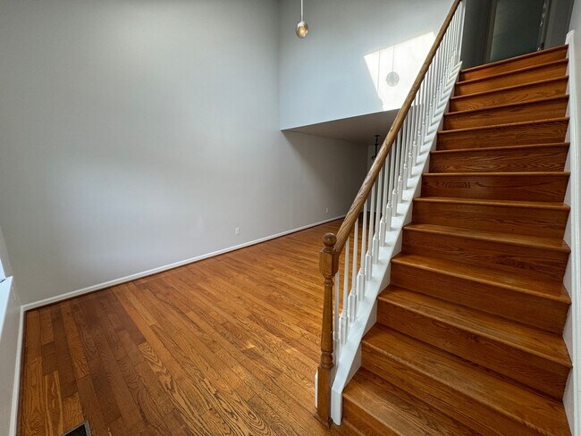 Foto del edificio - THREE BEDROOM  w Finished Basement- PARKLA...