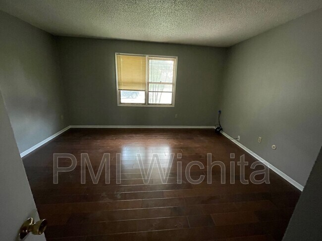 Building Photo - 1808 N Doreen St