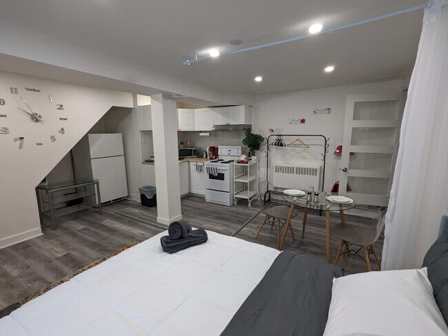 Building Photo - 2700 Chemin Bedford-SI ID1543079P