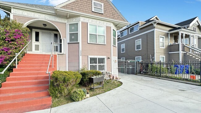 Building Photo - Well-maintained, Charming duplex – 3bd 2ba Upper-Level Unit