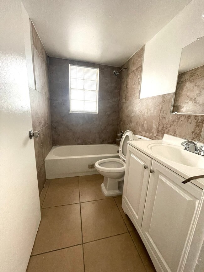 Building Photo - LARGE NEWLY RENOVATED 3 BEDROOM APARTMENTS