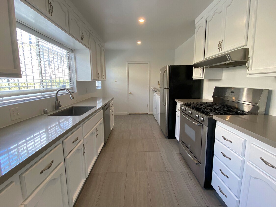 Large Modern Kitchen - 5655 W Jefferson Blvd