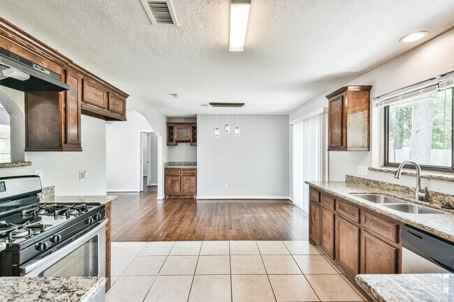 Building Photo - 7106 Pinetex Dr
