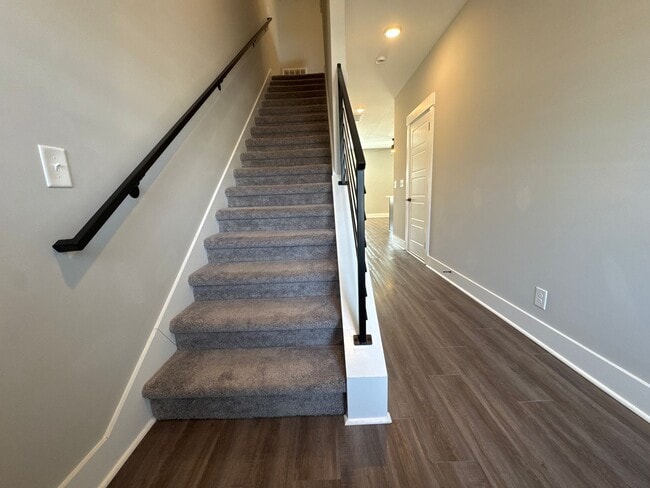 Building Photo - Newer End-Unit Townhome in Gated 11 South Community