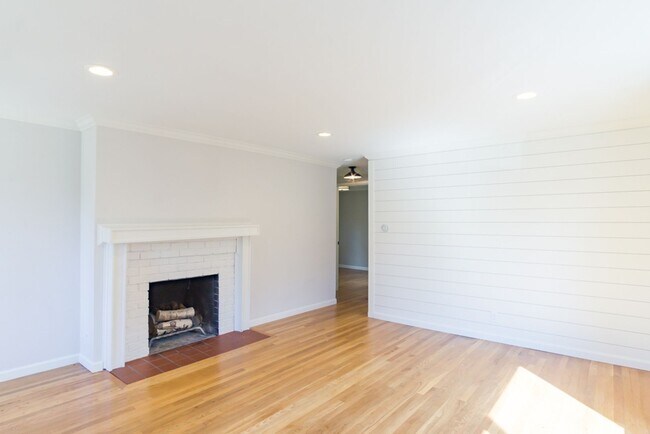 Building Photo - 3Bd/1Ba Seattle House
