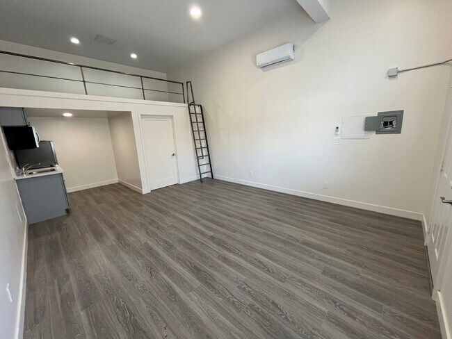 Building Photo - 138 Unit 1