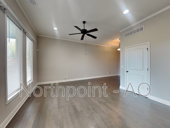 Foto del edificio - 241 Jenny Ln