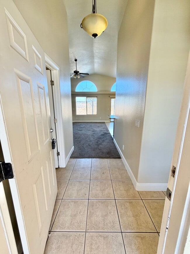 Foto del edificio - Charming 3 Bed 2 Bath + DEN/OFFICE Area!