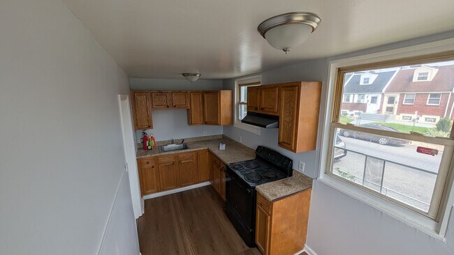 Building Photo - 3 Bedroom end unit with off-street parking