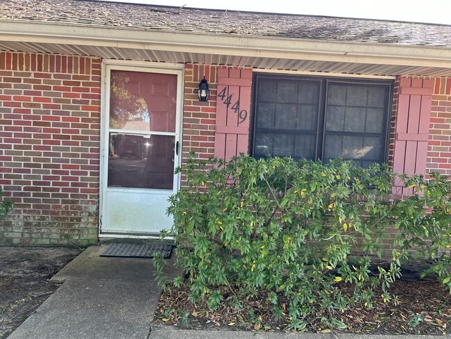 Building Photo - 3 Bedroom Cottage Style Home