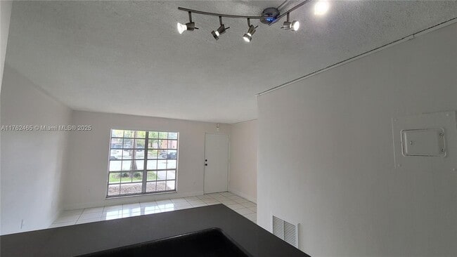 Foto del edificio - 7155 Miami Lakes Dr