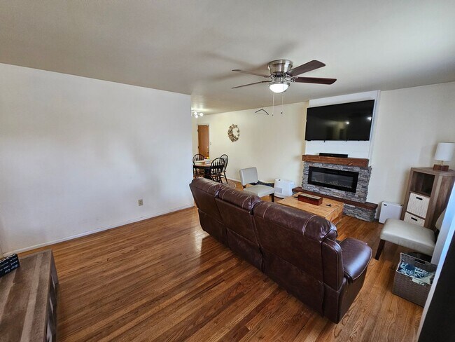 Foto del edificio - 4 Bed 2 Bath Home in 80909!